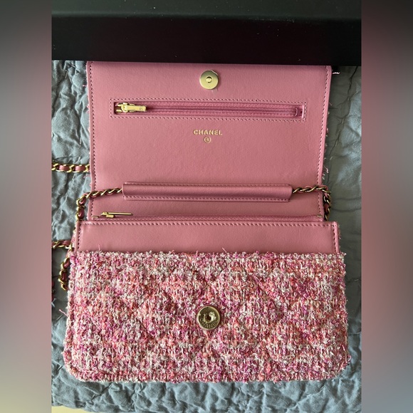 Chanel Classic Wallet on Chain - Picture 3 of 5